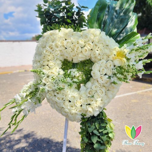 Corona funeral corazón de rosas