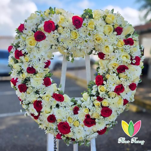 Corazón funeral de rosas y margaritas