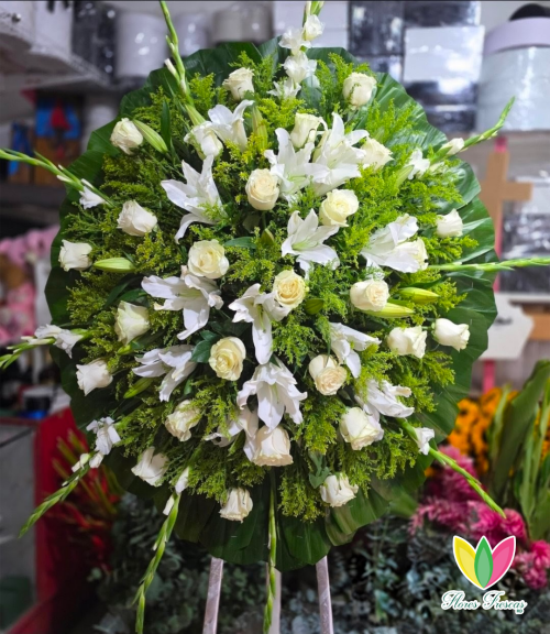 Corona de lirios, rosas y gladiolos